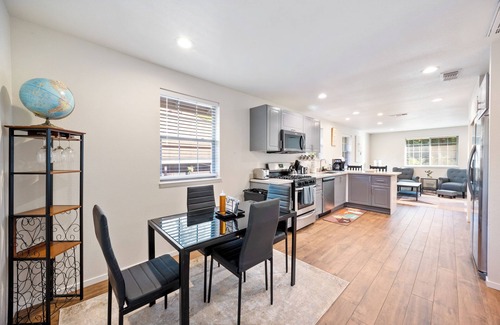 Southeastern Sacramento House | Cozy Nest, Across the street. From UC Davis Medical Center, Sacramento CA
