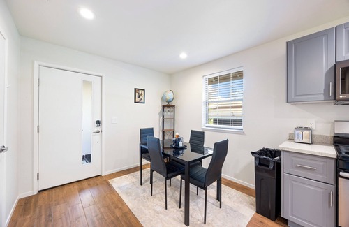 Southeastern Sacramento House | Cozy Nest, Across the street. From UC Davis Medical Center, Sacramento CA