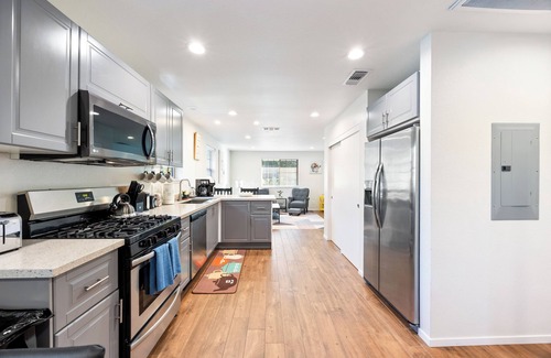Southeastern Sacramento House | Cozy Nest, Across the street. From UC Davis Medical Center, Sacramento CA