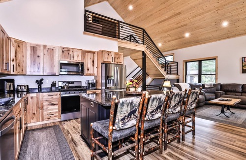 Eagle River House | Cozy NEW Lakefront Retreat on Pickerel Lake, FREE FIREWOOD, WIFI, CENTRAL AIR