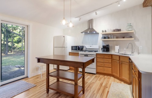 Northport Cottage | Cozy & New - Walk to Lake Michigan & Northport's shops, restaurants, and bars.
