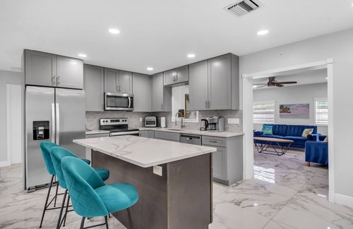 Deerfield Beach House | Cozy Newly Renovated Home Near Beach - Tiki Hut