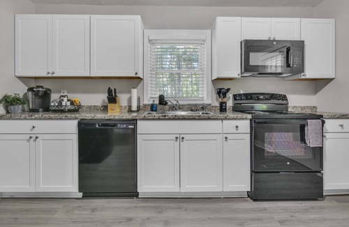 Newnan House | Cozy Newnan Retreat-Near Trilith Studios, Serenbe and mins away from Restaurants