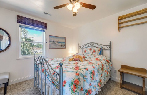 Newport Apartment | Cozy Newport Apartment w/Dock & Creek Access!