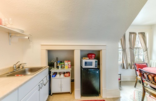 Downtown Niagara Falls Cottage | Cozy Niagara Falls Cottage w/Gas Grill + Patio!