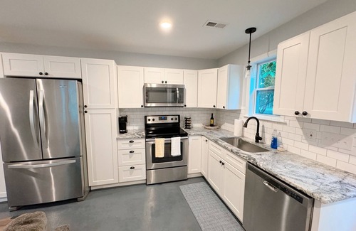 Raleigh House | Cozy North Raleigh Guest House - near RDU, DTR, + major Hospitals