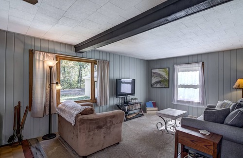 Northwoods Beach House | Cozy Northwoods cabin, steps away from Lac Courte Oreilles!!