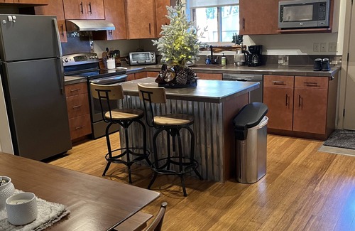 Deschutes River Woods House | Cozy Oasis on 1 acre in BEND