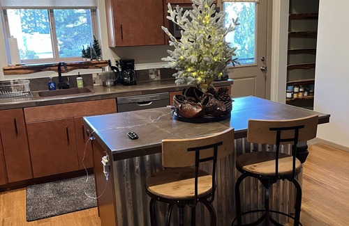 Deschutes River Woods House | Cozy Oasis on 1 acre in BEND