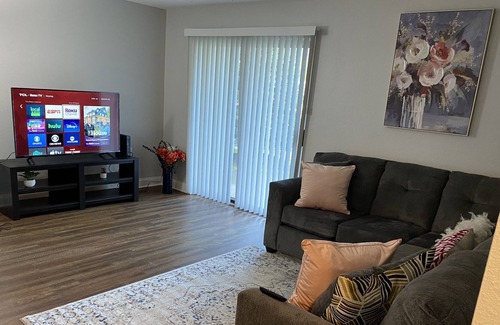 Auburn Hills Apartment | Cozy Oasis with King bed / Close to Great Lakes outlet
