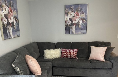 Auburn Hills Apartment | Cozy Oasis with King bed / Close to Great Lakes outlet