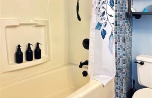 Makaha Condo | Cozy ocean and pool view condo in gorgeous Oahu with fitness room, WiFi