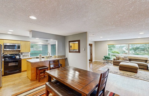 Roads End Cottage | Cozy Oceanview Cottage in Great Location - Close to Beach