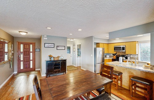 Roads End Cottage | Cozy Oceanview Cottage in Great Location - Close to Beach
