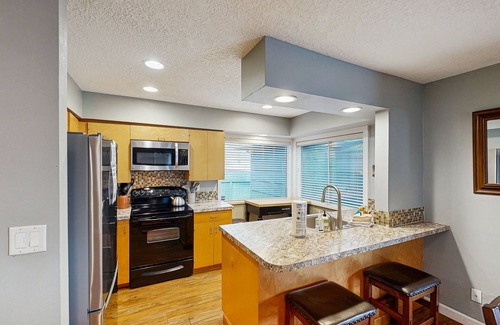 Roads End Cottage | Cozy Oceanview Cottage in Great Location - Close to Beach