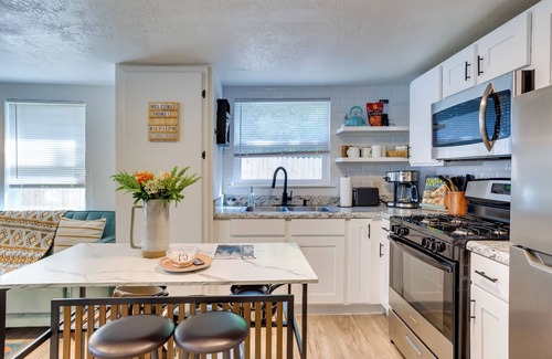 Norman Cottage | Cozy Oklahoma Getaway w/Covered Patio
