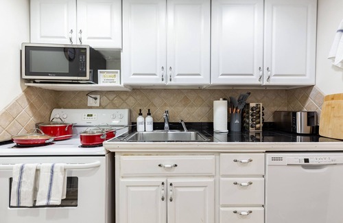 Southwest Quadrant Apartment | Cozy Old Town Escape: 2BR Dream WalkScore 98