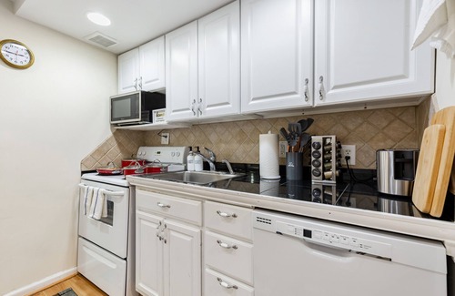 Southwest Quadrant Apartment | Cozy Old Town Escape: 2BR Dream WalkScore 98