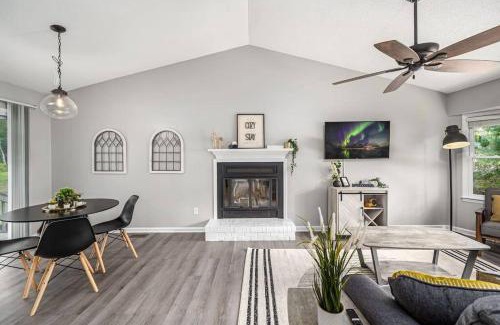 Apex House | Cozy on Ger-Maine St 1 Mile From Downtown Apex