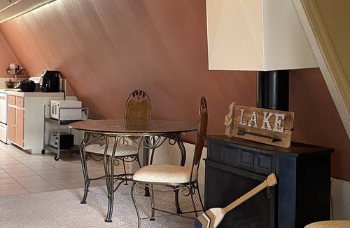 Mid America House | Cozy on the Lake