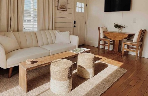 Marysville House | Cozy One Bedroom Farmhouse | 10 min to Everett