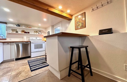 Fernwood Apartment | Cozy One Bedroom Suite in Fernwood