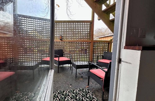 Fernwood Apartment | Cozy One Bedroom Suite in Fernwood