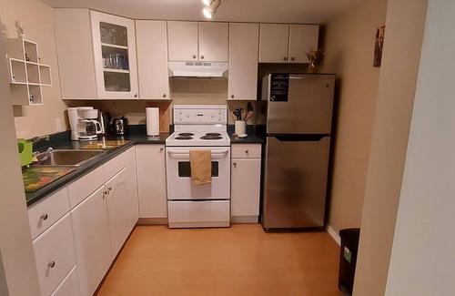 Saanich East House | Cozy One Bedroom Suite with full kitchen & private bathroom
