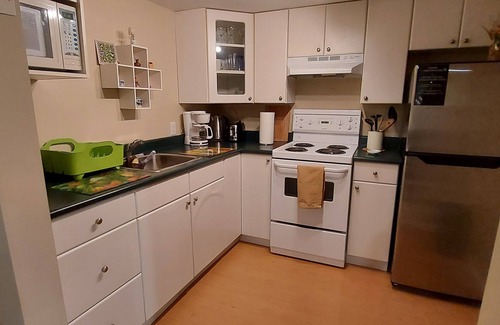 Saanich East House | Cozy One Bedroom Suite with full kitchen & private bathroom