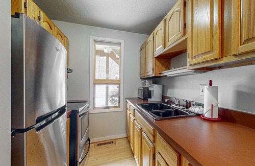 Waitsfield Condo | Cozy open-concept condo, close to ski resorts, balcony, pool, tennis, sauna