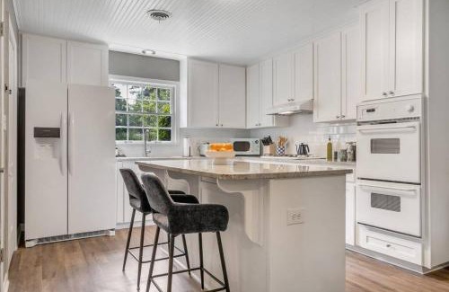 Woodland Drives House | Cozy - Organic Modern - Bungalow - FSU