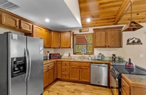 Golden Cabin | Cozy peaceful cabin with games, massage chair and fire pit! Bring your kayaks!