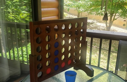 Golden Cabin | Cozy peaceful cabin with games, massage chair and fire pit! Bring your kayaks!