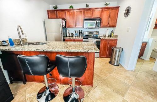 Oak Creek Apartment | Cozy & Peaceful Sedona Condo with Pool, walk to Restaurants, Shops & Hiking Nearby