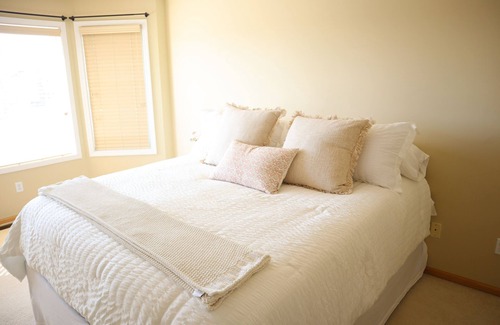 Woodbury House | Cozy Peaceful Spring Suburban Escape with King Bed and Full Gym in Woodbury