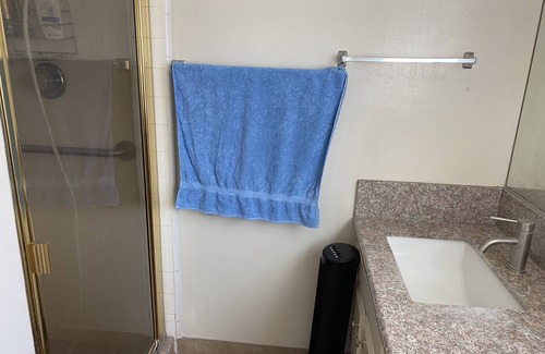 Hacienda Heights Bed & Breakfast | Cozy Peaceful Convenient Sweet Home 1 minute to all places 優雅方便，私用衛浴， 高速出口一分鐘。