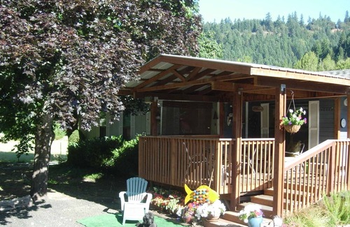 Oakland House | Cozy, Pet- And Child-friendly Cabin On The Umpqua River