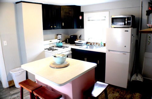 Canton Cottage | Cozy Pet Friendly House Next To Train