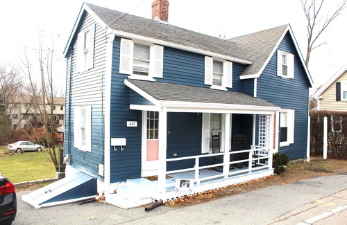 Canton Cottage | Cozy Pet Friendly House Next To Train