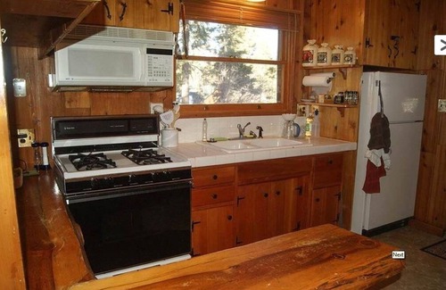 Upper Moonridge Cabin | Cozy Pet Friendly Cabin! - 2 blocks from Bear Mountain in Southern California