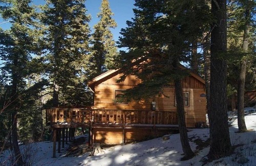 Upper Moonridge Cabin | Cozy Pet Friendly Cabin! - 2 blocks from Bear Mountain in Southern California