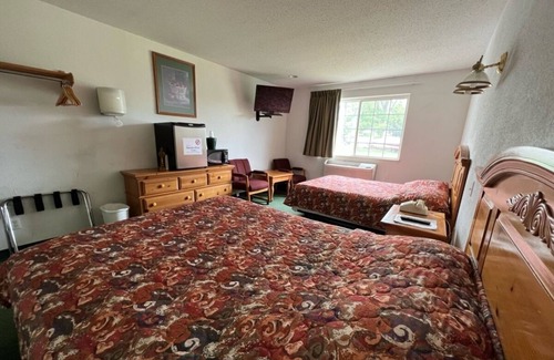 Red Bud Bed & Breakfast | Cozy Petite Queen + Full Room with Free Parking!