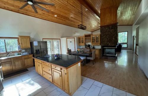 Pine House | Cozy Pine Cabin