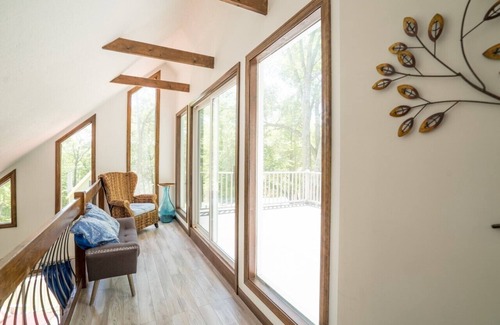 Bushkill House | Cozy Pocono Chalet with Ammenities