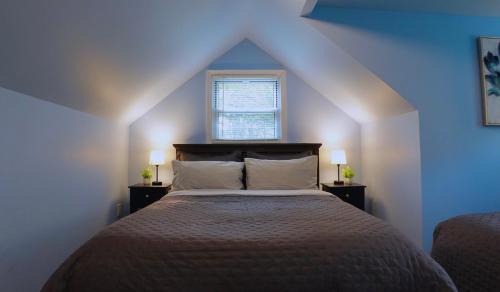 Albrightsville House | Cozy Pocono Home with a Hot Tub, Fire pit, Games and more!
