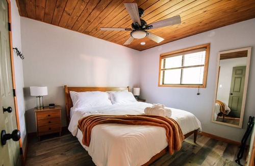 Thornhurst Ski Chalet | Cozy Pocono Lake Chalet / No Amenity Fees After Booking