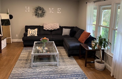 Pequea House | Cozy pond paradise