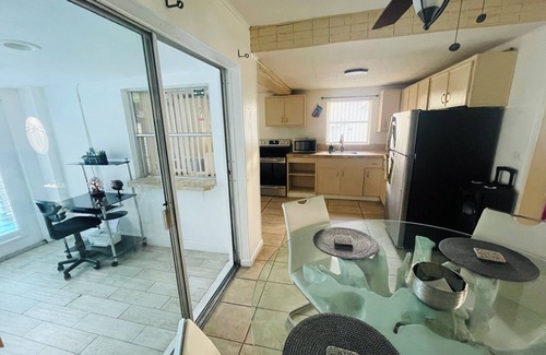 Margate House | Cozy Pool-House with 3 Bedrooms