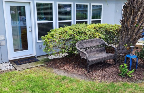 Little River Condo | Cozy Pool side Condo, 5 min from the beach!