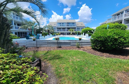 Little River Condo | Cozy Pool side Condo, 5 min from the beach!